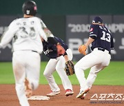 [포토] 수비 실책하는 이학주