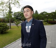 국회 본청 나와 이동하는 김남국 의원