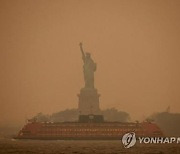 `자유의 여신상`이 사라졌다…美 뉴욕 뒤덮은 캐나다 산불 연기