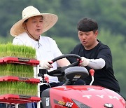 尹, 농촌 찾아 이양기 몰고 모내기.. "내 취미는 사람들과 어울려 막걸리 한 잔하는 것"