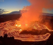 [영상] ‘번쩍’ 하더니 시뻘건 용암이 콸콸...하와이 화산 분화 재개