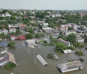 ‘댐 파괴’ 우크라 주민 “대재앙”…젤렌스키 “도와달라”