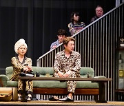 일본서 개막한 연극 ‘기생충’에 지진 나오는 이유는?