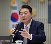 윤 대통령 "반도체 경쟁은 산업 전쟁이자 국가 총력전"