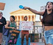 ‘돈 세이 게이법’ 디샌티스 연일 뭇매… PC주의·낙태권, 대선 쟁점 급부상[Global Focus]