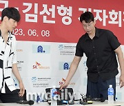 [MD포토] 오세근 '김선형과 함께 SK 기자회견 왔습니다'