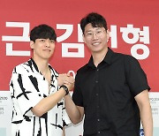 [MD포토] 오세근-김선형 'MVP들의 만남'