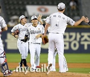 [MD포토] 두산 '한화 상대로 2-1 승리'