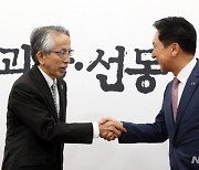 아이보시 일본대사와 악수하는 김기현 대표