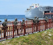 장사상륙작전 전승기념관 방문하는 해군사관학교 생도들