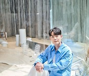 라포엠 멤버 유채훈,'하얀 모래 위에 앉아' [사진]