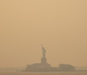 뉴욕 공기 인도 뉴델리 수준… 캐나다 산불 여파로 마스크 다시 등장