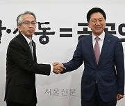 아이보시 고이치 주한일본대사와 악수하는 김기현 대표[서울포토]