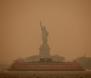 어두운 주황색으로 뒤덮인 맨해튼···“종말의 날 같다”