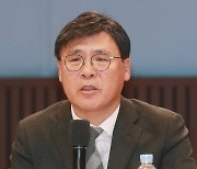 KBS 사장, 尹 일장기 경례 오보 논란에 재차 사과 "조작·은폐 아냐"