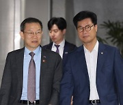 '지역과학기술 혁신' 실무 당정 참석하는 이종호 장관과 김영식 의원