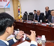 '지역과학기술 혁신' 실무 당정에서 대화하는 이종호 장관과 김영식 의원