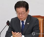 회의 참석한 이재명 대표