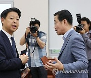 이태규 의원과 대화하는 김영호 교육위 법안심사소위원장