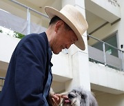 토종견 삽살개와 장난치는 하지홍 교수