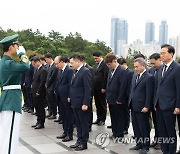 LIG넥스원 임직원, 유엔기념공원 묘역 참배