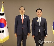 한덕수 총리, 이응철 지방시설주사에게 대통령 표창 수여