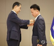 한덕수 총리, 이응철 지방시설주사에게 대통령 표창 수여