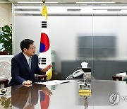 인도 국방대학교 총장과 환담하는 백승주 회장