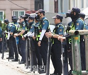 [포토]민주노총 건설노조 사무실 앞 지키고 있는 경찰