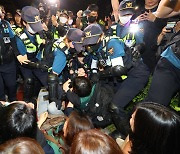 경찰, 대법 앞 비정규직 야간 문화제 강제 해산 돌입