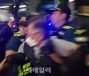 경찰, 비정규직 단체 '노숙집회' 강제 해산…참가자 연행