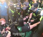 경찰, 비정규직 야간문화제 또 강제 해산…3명 병원 이송(종합)
