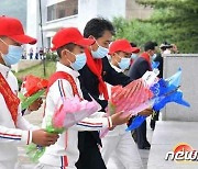 '충성의 편지 이어달리기'에 참가한 북한 소년단원들