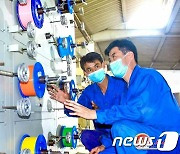 북한 케이블 공장 노동자들…"생산 설비 정상 가동 위한 토의"