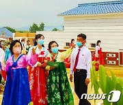 새집 구경나선 북한 농촌 주민들…"살기 좋은 사회주의 낙원"