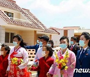 새집 마련에 기뻐하는 북한 농촌 주민들…"흥겨운 춤판 펼쳐져"