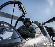 Mi-24 전투 헬기 훈련 중 포즈 취하는 우크라 병사