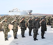 전승기념탑 참배하는 해군사관학교는 생도들