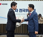 김가림 최고위원과 악수하는 김기현 대표