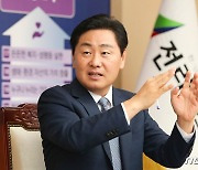 “4개 특자도 힘 모으자”…김관영 전북지사, 강원특별자치도 출범식 참석