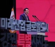 윤 대통령 "강원, 평화 아닌 경제"…첨단산업 지원 약속(종합)