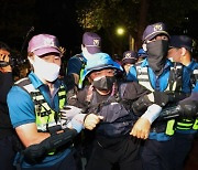 경찰, 대법원 앞 비정규직 야간 문화제 강제 해산 돌입