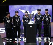 [포토] LCK 우승 트로피 올려둔 젠지 e스포츠