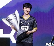 [포토] LCK 우승 트로피 들고 입장하는 젠지 피넛