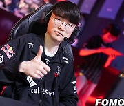 [포토] LCK 서머 첫 경기 치르는 T1 페이커 '경기 준비 끝'