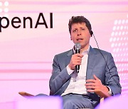 챗GPT 개발 샘 올트먼 “AI가 진보 촉진…2030년 이후 암 치료”