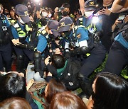 경찰, 비정규직 야간문화제 또 '강제 해산'···“부상자 다수 발생”