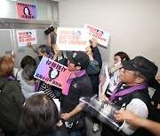 박희영 용산구청장 새벽 출근… 유가족들 몰려가 “사퇴하라”