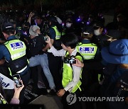 경찰, 비정규직 노동단체 야간 문화제 강제 해산 착수
