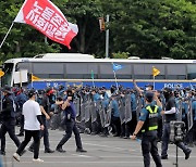 대법원 앞 '경찰 vs 비정규직 노조' 대치…노숙문화제 강제 해산 돌입